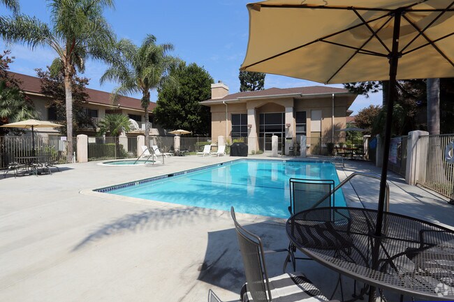 Foto del edificio - Hillcrest Village Senior Living
