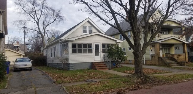 Foto del edificio - Jefferson Area - 3 Bedroom Single Family Home (between Lorain and Triskett)