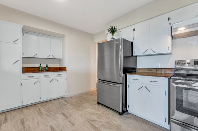 Building Photo - 3720 W Grandview Ave