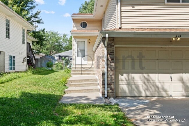 Building Photo - 724 W Belmont Ave