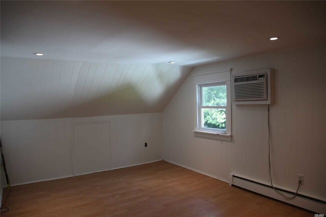 Building Photo - 33 Crooked Hill Rd