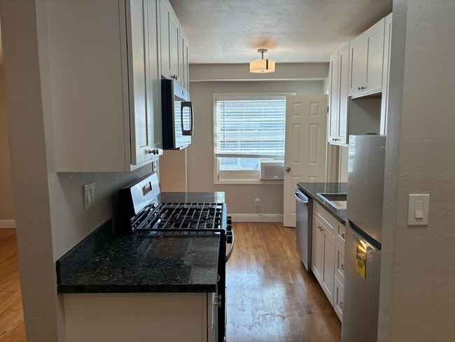 Building Photo - 1724 H St