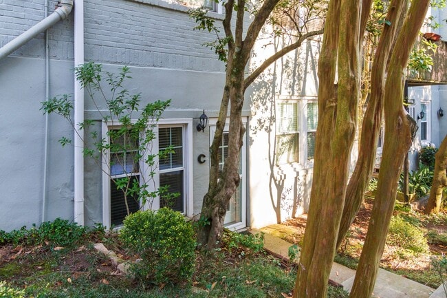 Foto del edificio - Charming Midtown Condo with Private Entrance