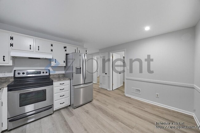 Building Photo - 792 Marstevan Dr NE