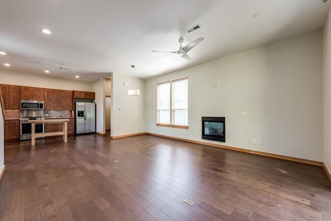 Foto del edificio - Luxury Three Bedroom Townhome in Johns Lan...