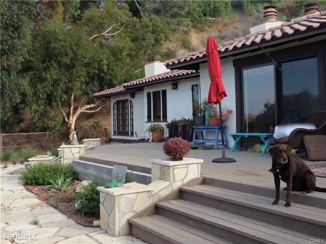 Foto del edificio - 1 W Pomegranate Rd