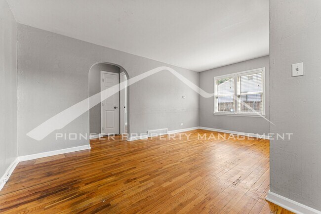 Foto del edificio - Charming Single Family Home With A Fully F...
