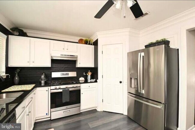 Kitchen - 16889 Toms River Loop