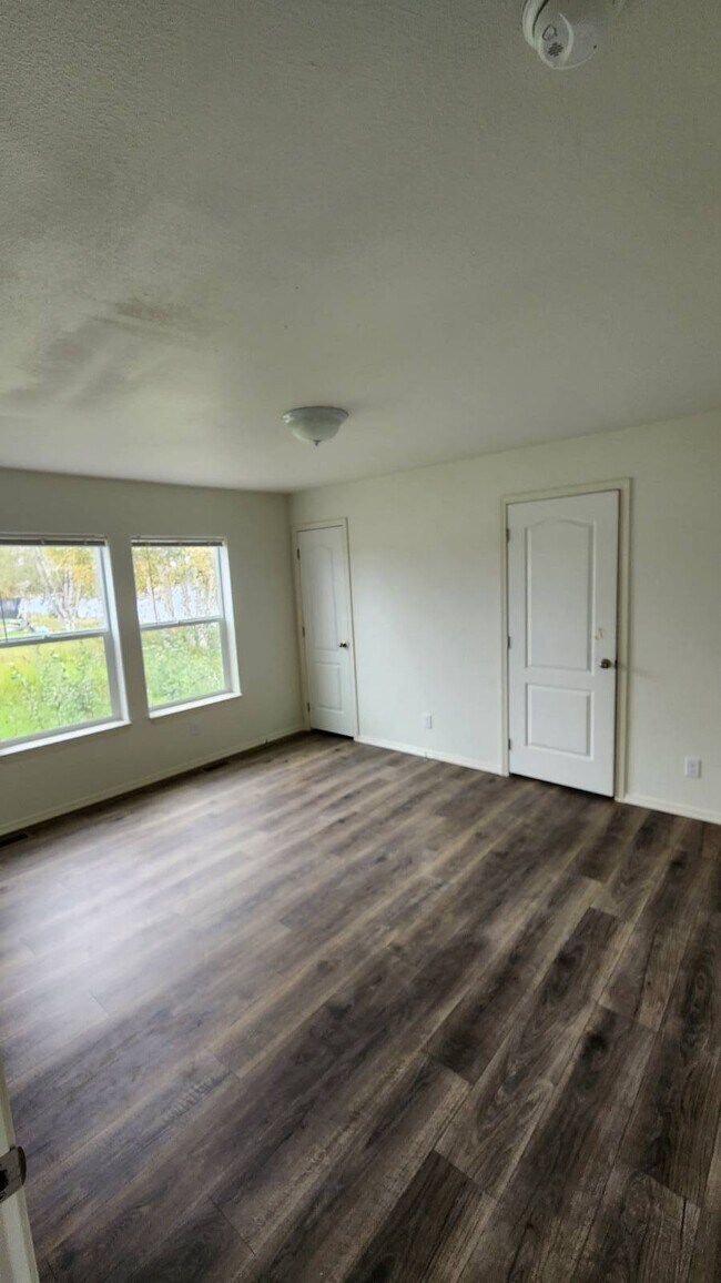 Building Photo - 1000 Lakeview Terrace