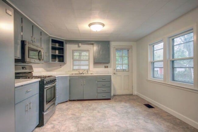 Building Photo - 3-bedroom home in Urbana available NOW!