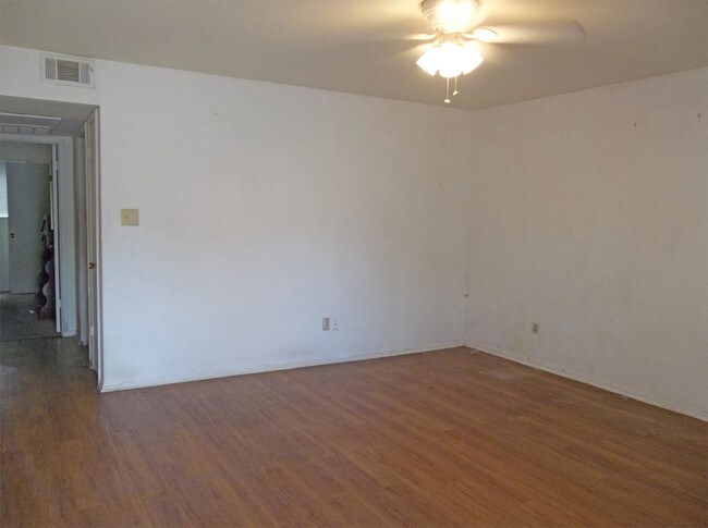 Foto del edificio - 611 Bracewood Cir