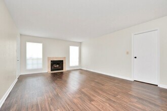 Building Photo - 7400 Bellerive Dr