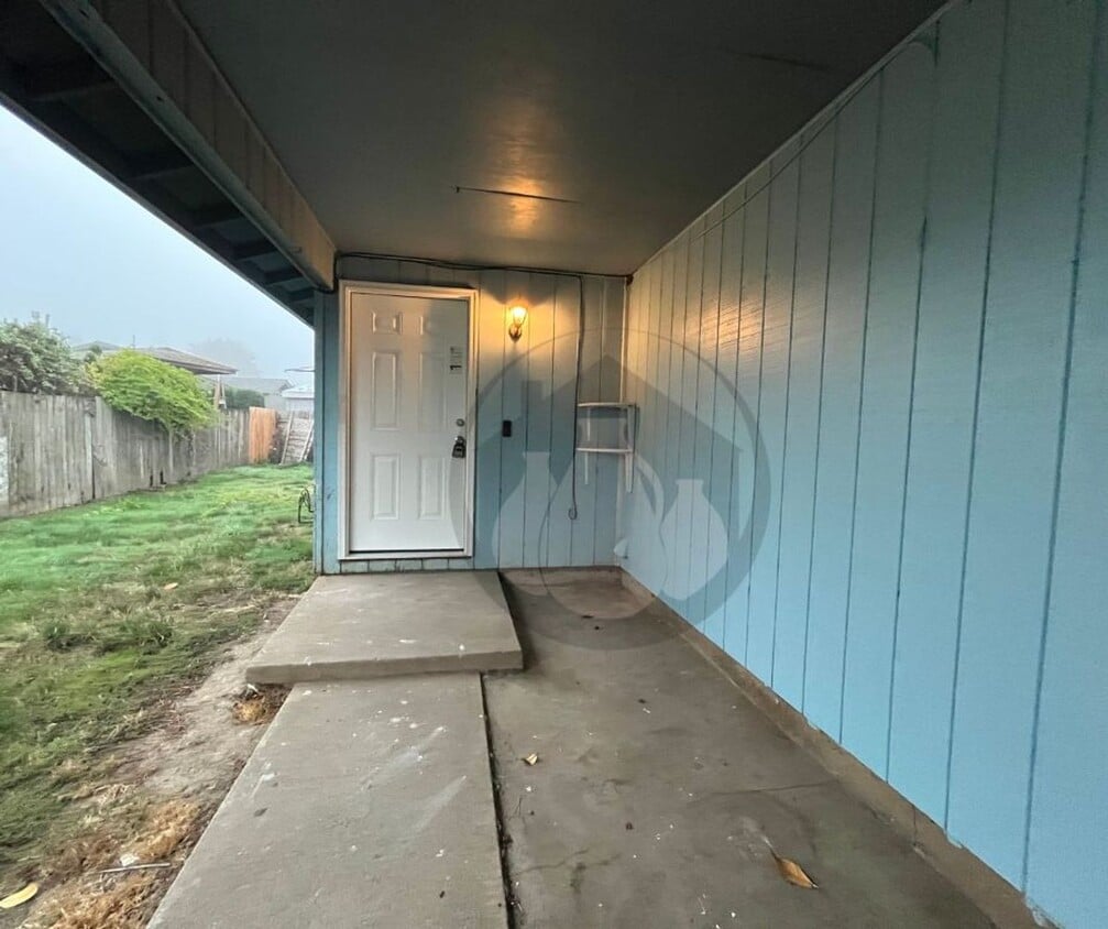 Foto principal - Single Level Triplex Ready to move In!