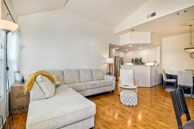 Foto del edificio - GATED Modern 2 Br 2 Bath Garage Large Kitc...