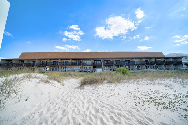 Parte posterior del edificio (Beach) - Polynesian Village