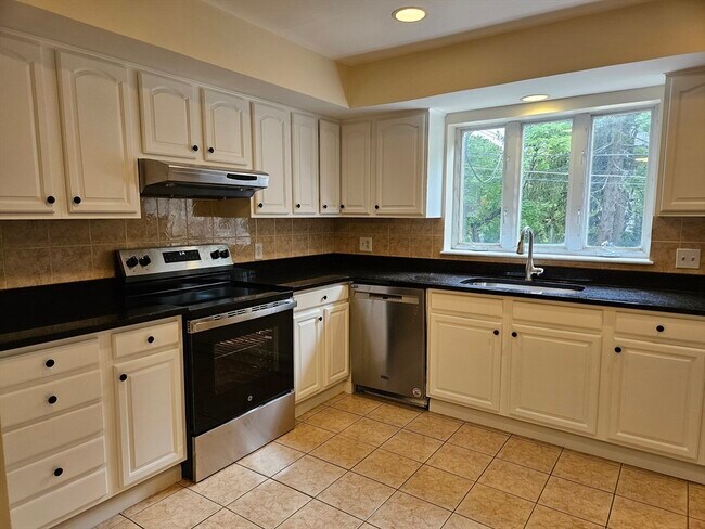 Foto del edificio - 351 Langley Rd