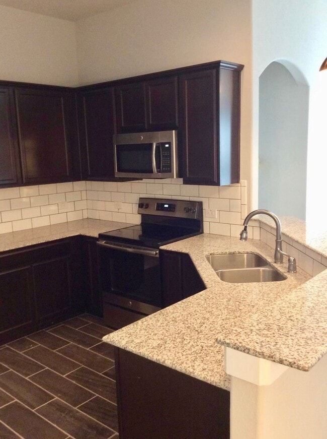 Building Photo - LUXURY TOWNHOME LOCATED IN PECAN PARK, BAS...