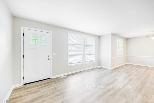 Foto del edificio - 562 Whispering Hills Dr