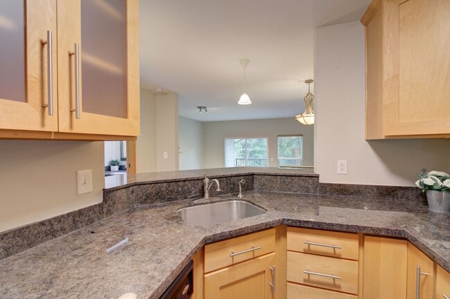 Building Photo - 2bd/2.5ba Issaquah Townhouse