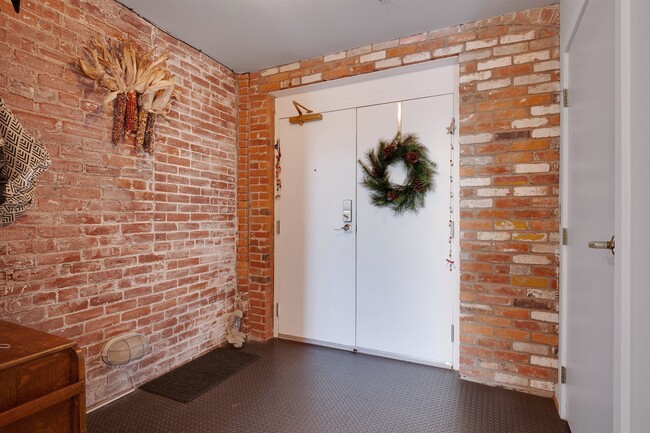 Entryway - 432 E Rich St