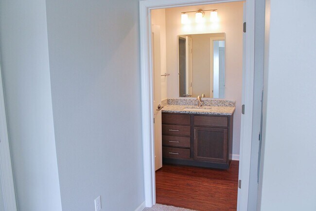 Foto del edificio - 3211 Redhawk St