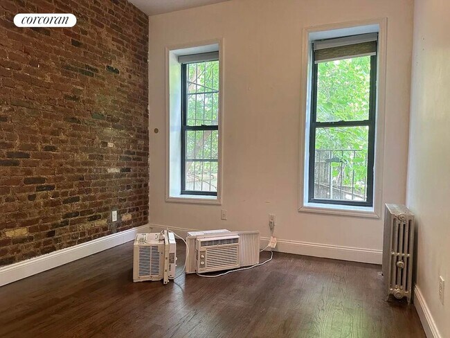 Foto del edificio - 215 E 4th St