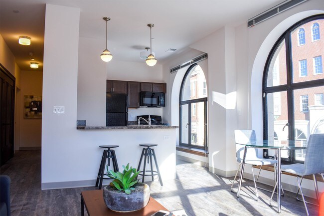 Foto del edificio - 100 E Chicago St