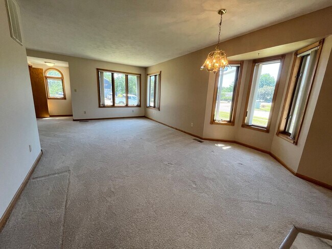 Building Photo - 2 Bed/1 Bath Ground Floor Twinhome in Lennox!