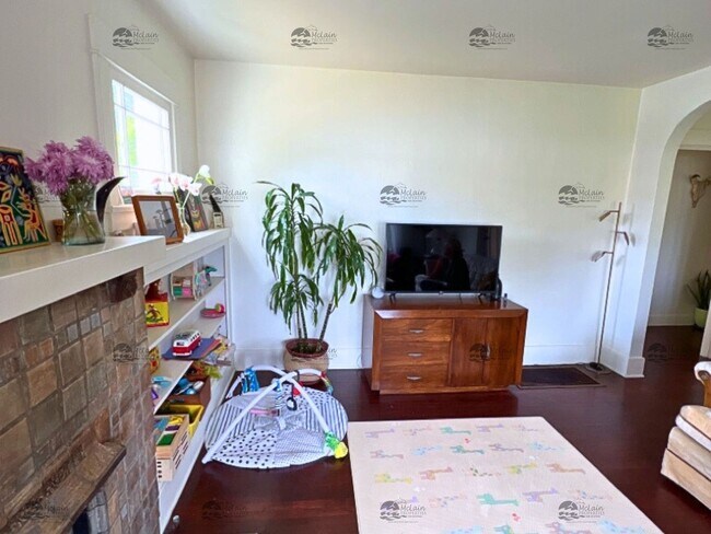 Building Photo - Single Story 2BD/1BA Home Minutes to the B...