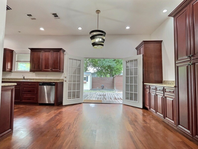 Primary Photo - 115 Panama Avenue