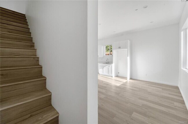 Foto del edificio - 8514 Wilbur Ave