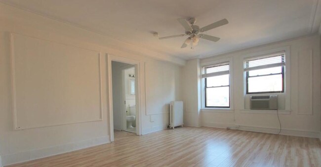 Foto del edificio - 2760 N Pine Grove Ave