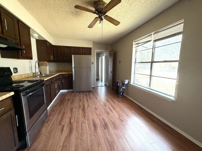 Building Photo - 1404 Fairview Dr