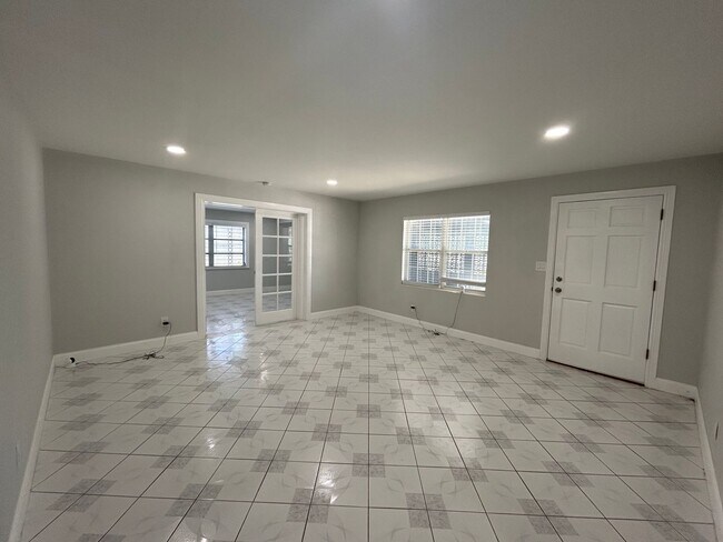 Building Photo - Renovated 3 Bedroom, 2.5 Bath Single Famil...