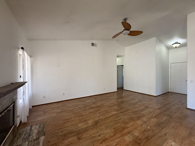 Foto del edificio - Quartz Hill 4 Bedroom 2 Bath!