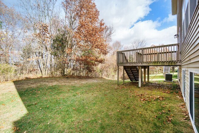 Building Photo - 4 Bedroom Well Kept Home Immediate Occupancy!