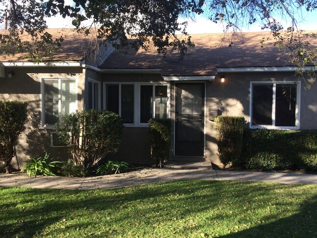 Foto del edificio - 1745 N Hollywood Way