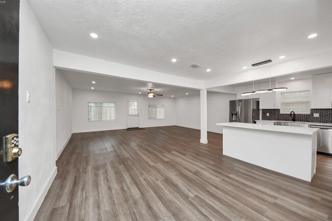 Foto del edificio - 1323 Twining Oaks Ln