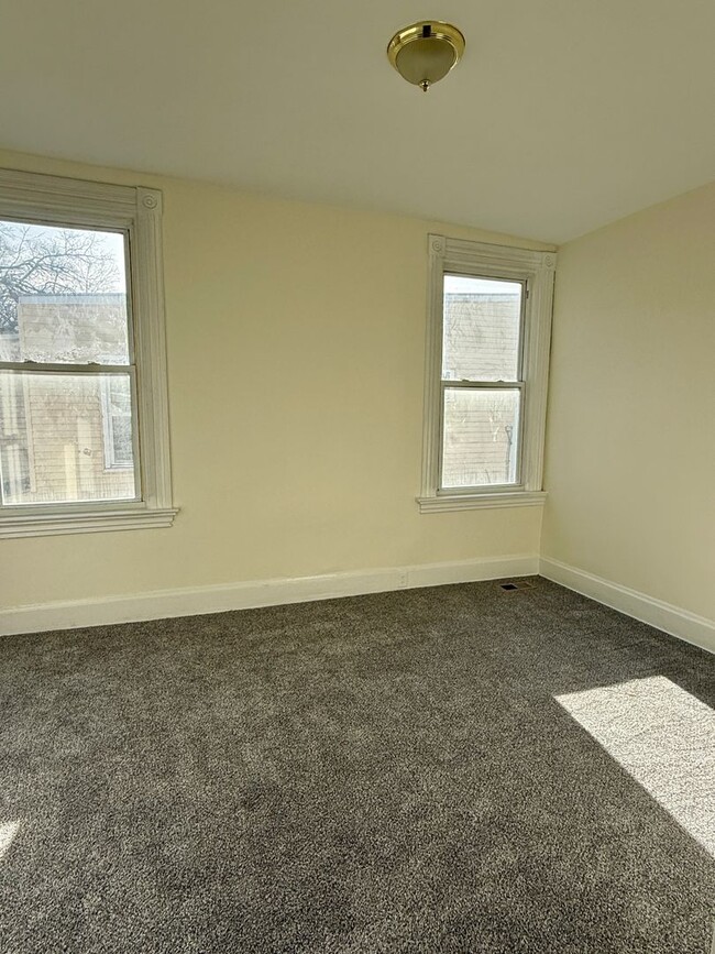 Building Photo - 3 Bedrooms available for immediate lease