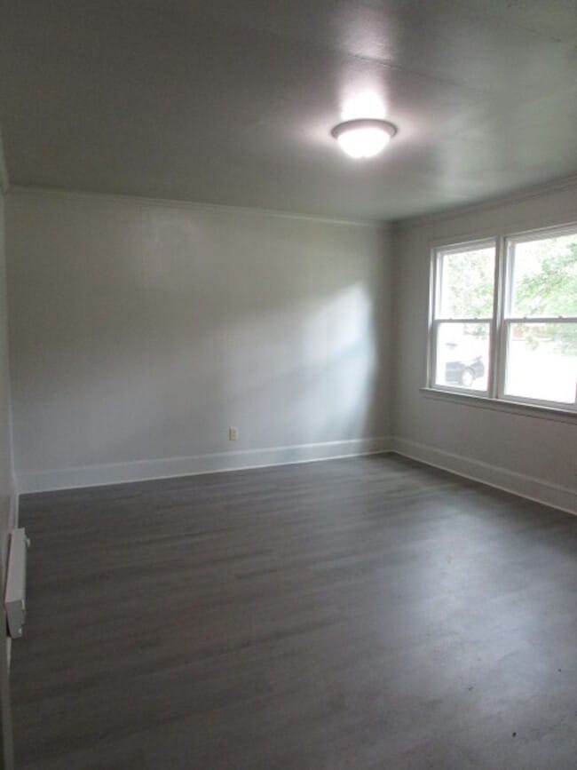Building Photo - Renovated Three Bedroom/One Bath Duplex
