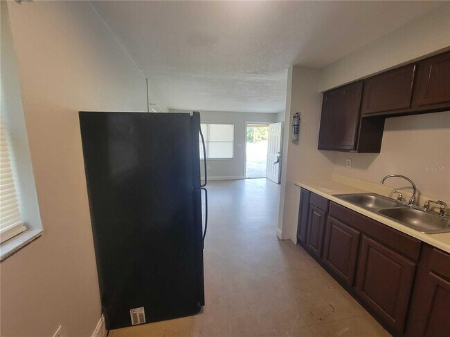 Building Photo - 402 Peters St