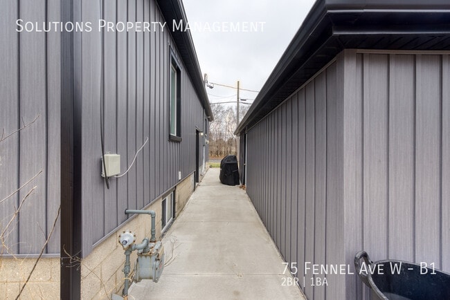 Photo du bâtiment - LEGAL 2 Bedroom Basement- Steps to MOHAWK ...