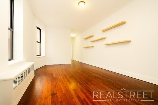 Foto del edificio - Renovated 3 BED in North Crown Heights