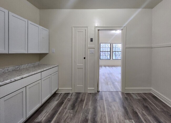 Foto del edificio - Newly Rehabbed Oak Park 2 bed 1 bath with ...