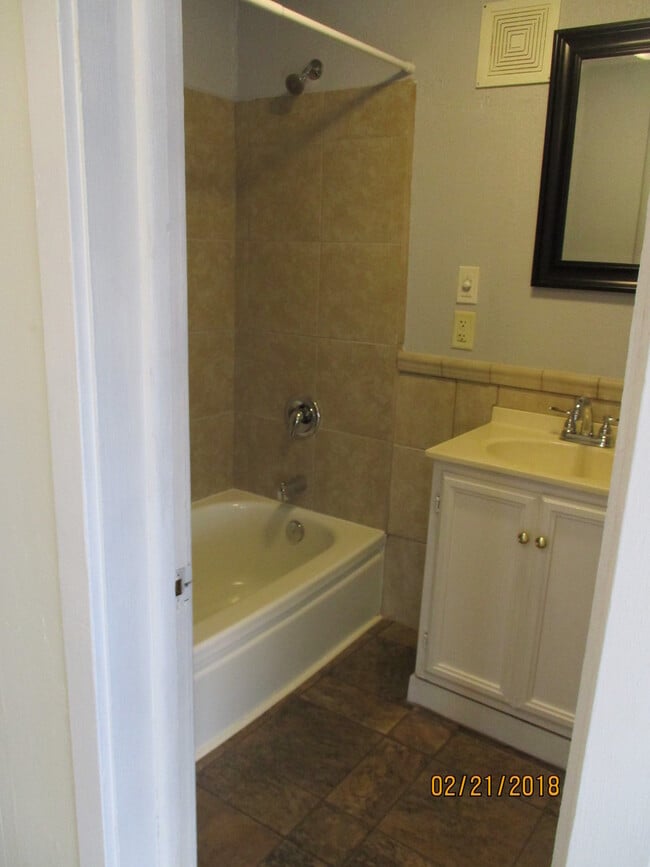 Building Photo - Older 3/1 home in Sutherlin