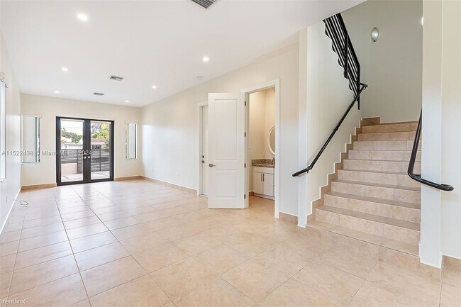 Building Photo - 3 br, 2.5 bath House - 3070 NW 14th St # B