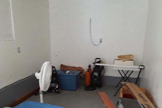 work room (approx 18x6) - 919 109th St SE