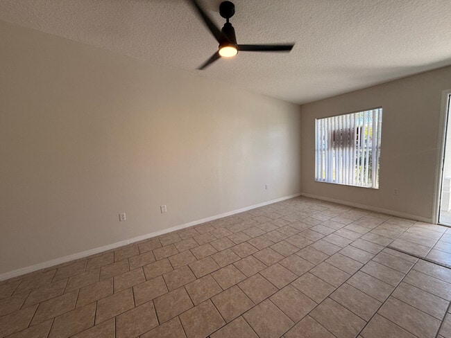 Foto del edificio - 729 Squirrel Ct