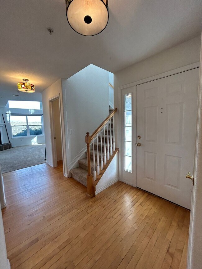 Building Photo - 2 Bedroom Townhome with Incredible Mountai...