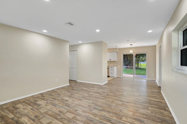 Building Photo - 830 SW Airoso Blvd